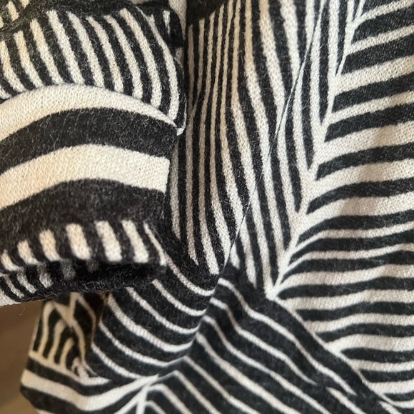 Chris & Carol Pullover V Neck Black and Off White Geometric Women's Top - Picture 4 of 5